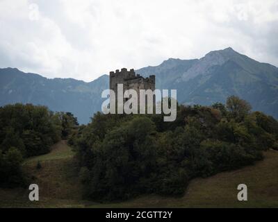 Burgruine Wartau ragt über dem Rheintal in Werdenberg im Kanton St. Gallen, Schweiz Stockfoto