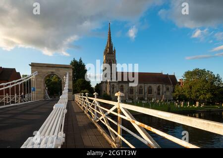 All Saints Church in Marlow, einer malerischen Marktstadt in Buckinghamshire, England, von der Hängebrücke über die Themse Stockfoto