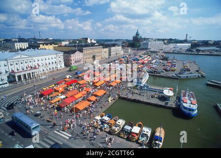 Marktplatz am südlichen Hafen mit (Uspenski) Uspenski-Kathedrale in Helsinki Stockfoto
