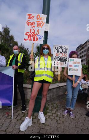 Dorset NHS Pay 15 Demo in Bournemouth. NHS-Arbeiter nahmen einen nationalen Aktionstag für NHS Pay Justice. Diese Basisorganisation fordert eine Lohnerhöhung von 15 %. Die Dorset-Gruppe marschierte vom Stadtplatz zum Strand. Stockfoto