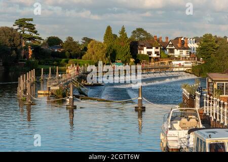 Marlow, eine malerische Marktstadt in Buckinghamshire, England, an der Themse. Blick auf das Wehr Stockfoto