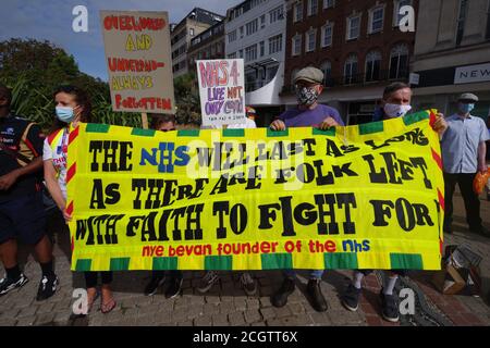 Dorset NHS Pay 15 Demo in Bournemouth. NHS-Arbeiter nahmen einen nationalen Aktionstag für NHS Pay Justice. Diese Basisorganisation fordert eine Lohnerhöhung von 15 %. Die Dorset-Gruppe marschierte vom Stadtplatz zum Strand. Stockfoto