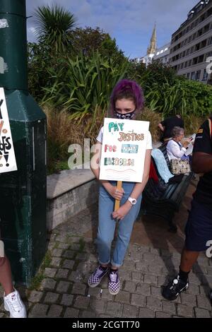 Dorset NHS Pay 15 Demo in Bournemouth. NHS-Arbeiter nahmen einen nationalen Aktionstag für NHS Pay Justice. Diese Basisorganisation fordert eine Lohnerhöhung von 15 %. Die Dorset-Gruppe marschierte vom Stadtplatz zum Strand. Stockfoto