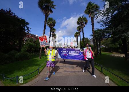 Dorset NHS Pay 15 Demo in Bournemouth. NHS-Arbeiter nahmen einen nationalen Aktionstag für NHS Pay Justice. Diese Basisorganisation fordert eine Lohnerhöhung von 15 %. Die Dorset-Gruppe marschierte vom Stadtplatz zum Strand. Stockfoto