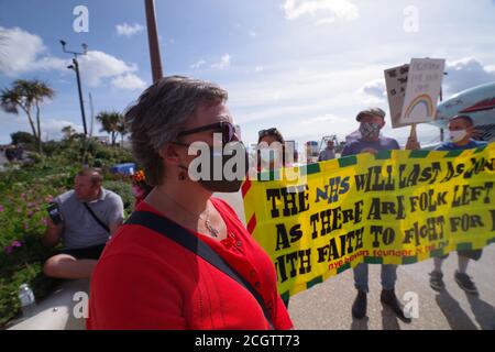 Dorset NHS Pay 15 Demo in Bournemouth. NHS-Arbeiter nahmen einen nationalen Aktionstag für NHS Pay Justice. Diese Basisorganisation fordert eine Lohnerhöhung von 15 %. Die Dorset-Gruppe marschierte vom Stadtplatz zum Strand. Stockfoto