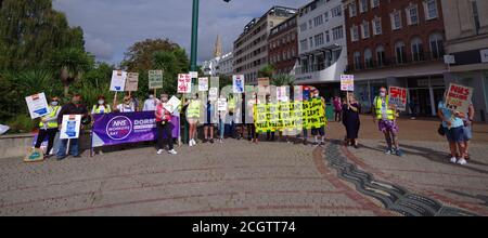 Dorset NHS Pay 15 Demo in Bournemouth. NHS-Arbeiter nahmen einen nationalen Aktionstag für NHS Pay Justice. Diese Basisorganisation fordert eine Lohnerhöhung von 15 %. Die Dorset-Gruppe marschierte vom Stadtplatz zum Strand. Stockfoto