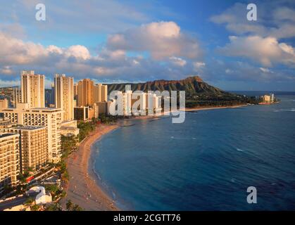 Waikiki Beach und Diamond Head mit Strandhotels Oahu Insel in Hawaii in der Nähe von Sonnenuntergang Stockfoto