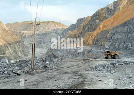 Kipper von Caterpillar während der Arbeitsschicht in einer Karriere. Der Steinbruch befindet sich im Dorf Belogorsk, Region Kemerowo. Sibirien, Russland Stockfoto