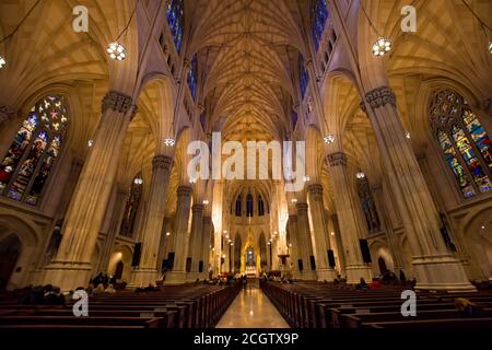 New York City, USA - 6. Dezember 2019. Innenraum der St. Patrick's Cathedral, einer neugotischen römisch-katholischen Kathedrale in Manhattan, New York City. Stockfoto