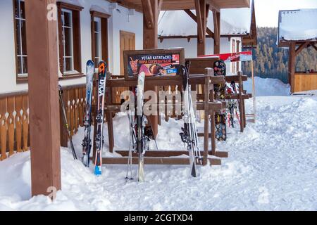 Skier stehen auf Stützen in der Nähe des Hauptgebäudes des Resorts. Stockfoto