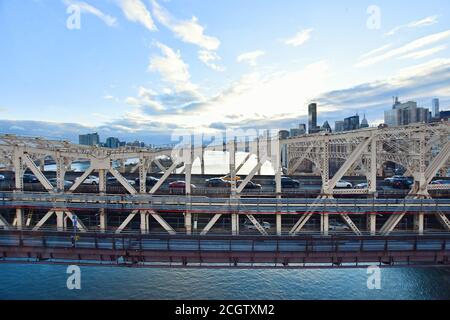 Queensboro Bridge von der Roosevelt Island Cable Tram Car im Winter bei Sonnenuntergang gesehen. Stockfoto