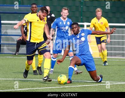 Aveley, Großbritannien. Februar 2018. SOUTHEND, ENGLAND - SEPTEMBER 12: L-R Chris Taylor von Witham Town nimmt Moroyin Omalabi von Grays Athletic während FA Cup - Vorrunde zwischen Grays Athletic und Witham Town in Parkside, Park Lane, Aveley, UK am 12. September 2020 Credit: Action Foto Sport/Alamy Live News Stockfoto