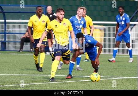 Aveley, Großbritannien. Februar 2018. SOUTHEND, ENGLAND - SEPTEMBER 12: L-R Chris Taylor von Witham Town nimmt Moroyin Omalabi von Grays Athletic während FA Cup - Vorrunde zwischen Grays Athletic und Witham Town in Parkside, Park Lane, Aveley, UK am 12. September 2020 Credit: Action Foto Sport/Alamy Live News Stockfoto