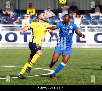 Aveley, Großbritannien. Februar 2018. SOUTHEND, ENGLAND - SEPTEMBER 12: Moroyin Omalabi von Grays Athletic hält von Chris Taylor von Witham Town während FA Cup - Vorrunde zwischen Grays Athletic und Witham Town in Parkside, Park Lane, Aveley, UK am 12. September 2020 Credit: Action Foto Sport/Alamy Live News Stockfoto