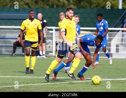 Aveley, Großbritannien. Februar 2018. SOUTHEND, ENGLAND - SEPTEMBER 12: L-R Chris Taylor von Witham Town nimmt Moroyin Omalabi von Grays Athletic während FA Cup - Vorrunde zwischen Grays Athletic und Witham Town in Parkside, Park Lane, Aveley, UK am 12. September 2020 Credit: Action Foto Sport/Alamy Live News Stockfoto