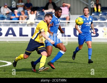 Aveley, Großbritannien. Februar 2018. SOUTHEND, ENGLAND - SEPTEMBER 12: Moroyin Omalabi von Grays Athletic hält von Chris Taylor von Witham Town während FA Cup - Vorrunde zwischen Grays Athletic und Witham Town in Parkside, Park Lane, Aveley, UK am 12. September 2020 Credit: Action Foto Sport/Alamy Live News Stockfoto