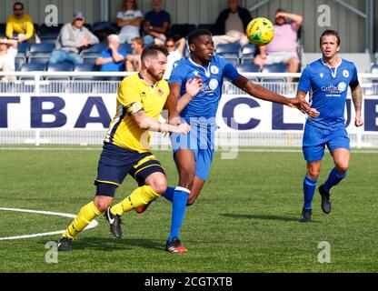 Aveley, Großbritannien. Februar 2018. SOUTHEND, ENGLAND - SEPTEMBER 12: Moroyin Omalabi von Grays Athletic hält von Chris Taylor von Witham Town während FA Cup - Vorrunde zwischen Grays Athletic und Witham Town in Parkside, Park Lane, Aveley, UK am 12. September 2020 Credit: Action Foto Sport/Alamy Live News Stockfoto