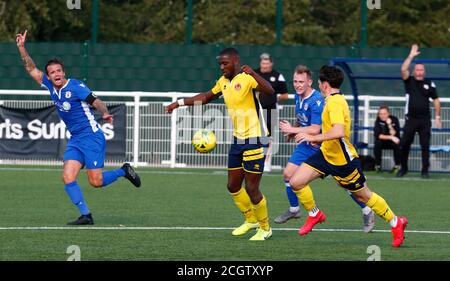 Aveley, Großbritannien. Februar 2018. SOUTHEND, ENGLAND - SEPTEMBER 12: Ernest Okoh von Witham Town während FA Cup - Vorrunde zwischen Grays Athletic und Witham Town in Parkside, Park Lane, Aveley, UK am 12. September 2020 Credit: Action Foto Sport/Alamy Live News Stockfoto