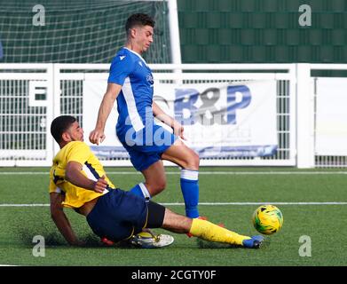 Aveley, Großbritannien. Februar 2018. SOUTHEND, ENGLAND - SEPTEMBER 12: Chris Taylor von Witham Town tackles Mitchel Hahn von Grays Athletic während FA Cup - Vorrunde zwischen Grays Athletic und Witham Town in Parkside, Park Lane, Aveley, UK am 12. September 2020 Credit: Action Foto Sport/Alamy Live News Stockfoto