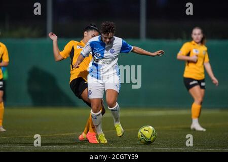 Niederhasli, Schweiz. September 2020. 12. September 2020, Niederhasli, GC/Campus, AXA Women's Super League: Grasshopper Club Zürich - FC Luzern, # 23 Bettina Bruelhart (GC) auf dem Ball gegen die Gegnerin Credit: SPP Sport Pressefoto. /Alamy Live Nachrichten Stockfoto