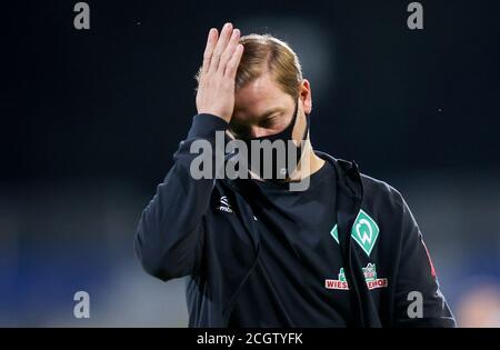 Jena, Deutschland. September 2020. Fußball: DFB Cup, FC Carl Zeiss Jena - Werder Bremen, 1. Runde. Werder-Trainer Florian Kohfeldt glättet die Haare. Kredit: Jan Woitas/dpa-Zentralbild/dpa - WICHTIGER HINWEIS: Gemäß den Bestimmungen der DFL Deutsche Fußball Liga und des DFB Deutscher Fußball-Bund ist es untersagt, im Stadion und/oder aus dem Spiel aufgenommene Aufnahmen in Form von Sequenzbildern und/oder videoähnlichen Fotoserien zu nutzen oder auszunutzen./dpa/Alamy Live News Stockfoto