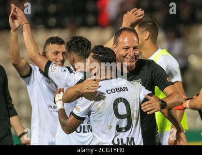 Ulm, Deutschland. September 2020. Fußball: DFB Cup, SSV Ulm 1846 Fußball - Erzgebirge Aue, 1. Runde. Ulmer Trainer Holger Bachthaler (r) jubelt mit seinen Spielern. Quelle: Stefan Puchner/dpa - WICHTIGER HINWEIS: Gemäß den Bestimmungen der DFL Deutsche Fußball Liga und des DFB Deutscher Fußball-Bund ist es untersagt, im Stadion und/oder aus dem Spiel aufgenommene Aufnahmen in Form von Sequenzbildern und/oder videoähnlichen Fotoserien zu nutzen oder auszunutzen./dpa/Alamy Live News Stockfoto