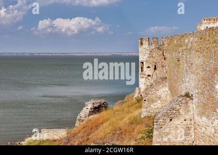 Alte Bilhorod-Dnistrovskyi oder Akkerman Festung am Ufer der Mündung in der Ukraine. Stockfoto