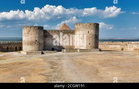 Alte Bilhorod-Dnistrovskyi oder Akkerman Festung am Ufer der Mündung in der Ukraine. Garnisonshof mit Zitadelle, Gefängnis und Kommandantenturm Stockfoto