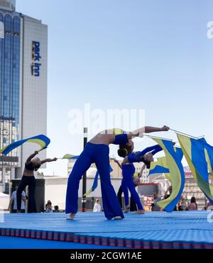 Kiew, Ukraine - 12. September 2020: Rhythmische Gymnastik mit ukrainischen Flaggen während des Tages der körperlichen Kultur und des Sports in Ukrain Stockfoto