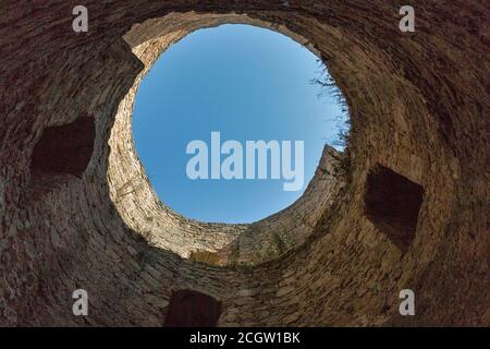 Alte Bilhorod-Dnistrovskyi oder Akkerman Festung am Ufer der Mündung in der Ukraine. Zitadelle mit Resten des Treasury Tower im Inneren. Stockfoto