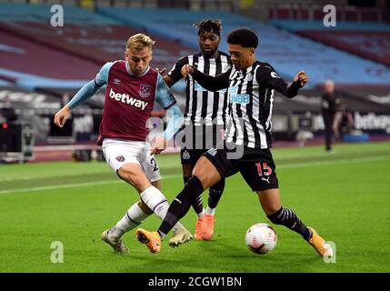 Jarrod Bowen von West Ham United (links) und Jamal Lewis von Newcastle United kämpfen während des Premier League-Spiels im London Stadium um den Ball. Stockfoto