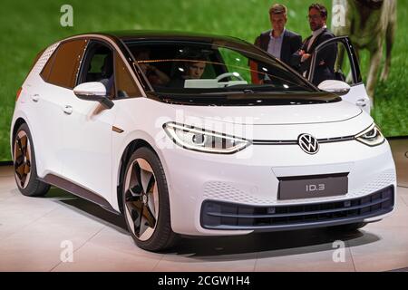 FRANKFURT, Deutschland - 11.September 2019: Volkswagen-ID. 3 Elektroauto reveiled auf der Frankfurter Automobilausstellung IAA 2019. Stockfoto