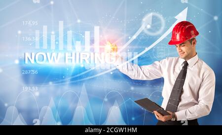 Junger Geschäftsmann mit Helmzeichnung, JETZT MIT Aufschrift, modernes Business-Technologie-Konzept Stockfoto