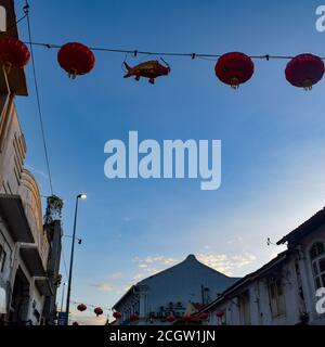 Schöne Kolonialarchitektur an der Jonker Street in Malacca Stadt in Malaysia. Wunderschöne chinatown in Südostasien während der Abendzeit Stockfoto