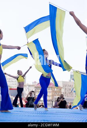 Kiew, Ukraine - 12. September 2020: Rhythmische Gymnastik mit ukrainischen Flaggen während des Tages der körperlichen Kultur und des Sports in Ukrain Stockfoto