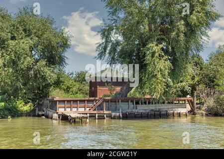 Donau Biosphärenreservat Ankudinovo Fluss Sommerhaus in der Nähe von Vilkove, Ukraine. In der Nähe des Schwarzen Meeres und des Donaudeltas. Stockfoto