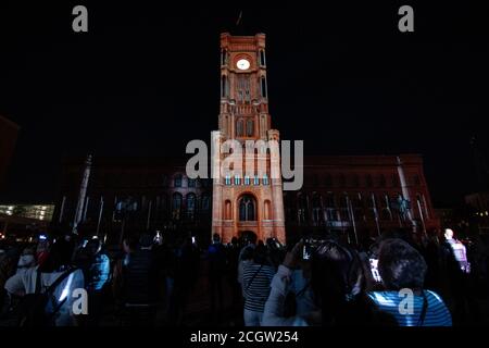 Berlin, Deutschland. September 2020. Im Beisein des regierenden Bürgermeisters Müller (SPD) wurde am Abend die neue Imagekampagne der Stadt im roten Rathaus präsentiert. Statt "Be Berlin" heißt es künftig "Wir sind ein Berlin". Quelle: Paul Zinken/dpa-Zentralbild/dpa/Alamy Live News Stockfoto