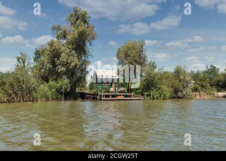 Donau Biosphärenreservat Ankudinovo Fluss Sommerhäuser in der Nähe von Vilkove, Ukraine. In der Nähe des Schwarzen Meeres und des Donaudeltas. Stockfoto