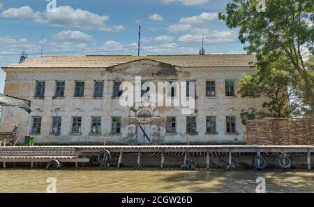 Alte verlassene Fischfabrik. Donau Biosphärenreservat Belgorodske Fluss Sommer in Vilkove, Ukraine. In der Nähe des Schwarzen Meeres und des Donaudeltas. Stockfoto