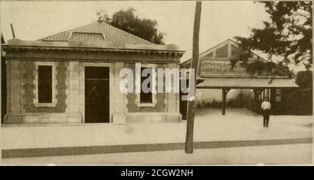 . Die Straßenbahn Überprüfung . BAHNSCHUPPEN UND BAHNHOF AN DER ARD.MC.RE. CONSTRLXTir.N AUTO, Phil.ADELLHIA i WEST CHESTER. Nur so hoch wie das Gebäude, so dass aus kurzer entfernung das Gebäude ist fast durch die Bäume versteckt. Die Erzeugungseinrichtung dieser Station umfasst General Electric Apparate. Theliuilding wird vom Sporn von der benachbarten Eisenbahn bedient, und ^oal ist in die Gewölbe mittels der Rinnen gedumpt, die statatiunwhabend Kapazität für einen Monat Vorrat der Kohle. Fansand Economiser der amerikanischen Econo-mizer Co. Dienen der Station. Die Futterautomaten sind catr!e&lt;lin a^^-in. William Stockfoto