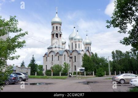 Die Kathedrale der Heiligen Dreifaltigkeit ist eine orthodoxe Kirche in der Stadt Sharypovo, Region Krasnojarsk. Russland. Stockfoto