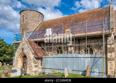 Gerüste für Reparaturarbeiten auf dem Dach der angelsächsischen, runden, hochgetragenem Feuerstein-Kirche St. Mary in Burnham Deepdale an der Nordnorfolk-Küste. Stockfoto