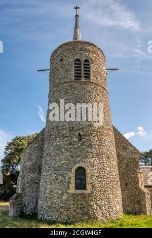 Die rund getürmte Feuersteinkirche St. Mary in Titchwell an der Nordnorfolkküste. Stockfoto