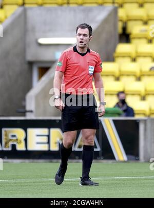 Livingston, Großbritannien. Februar 2020. Schiedsrichter Don Robertson beim schottischen Premiership-Spiel in der Tony Macaroni Arena in Livingston, Schottland. Alex Todd/SPP Kredit: SPP Sport Pressefoto. /Alamy Live Nachrichten Stockfoto