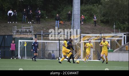 Livingston, Großbritannien. Februar 2020. Fans wurden immer noch aus dem Stadion verbannt, aber ein paar von einem Aussichtspunkt während des schottischen Premiership-Spiels in der Tony Macaroni Arena in Livingston, Schottland beobachtet. Alex Todd/SPP Kredit: SPP Sport Pressefoto. /Alamy Live Nachrichten Stockfoto