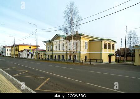 Das architektonische Denkmal ist ein Wohnhaus des Kaufmanns Kytmanov im 19. Jahrhundert gebaut, steht auf der zentralen Lenin-Straße Stockfoto