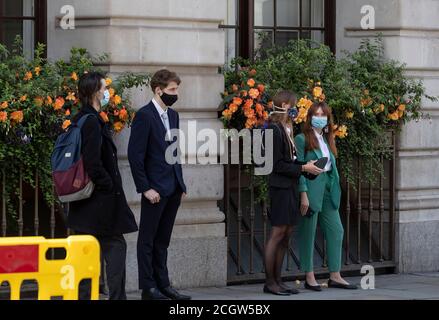 London, Großbritannien. September 2020. Menschen mit Gesichtsmasken werden auf einer Straße im Zentrum von London, Großbritannien, am 12. September 2020 gesehen. Fast 8 Millionen Briten werden nächste Woche strengeren Lockdown-Beschränkungen ausgesetzt sein, nachdem neue Maßnahmen in den West Midlands und Schottland verhängt wurden, berichteten lokale Medien am Samstag. Eine Studie des Imperial College London ergab, dass sich die Coronavirus-Fälle in England Anfang September alle sieben bis acht Tage verdoppelten. Quelle: Han Yan/Xinhua/Alamy Live News Stockfoto