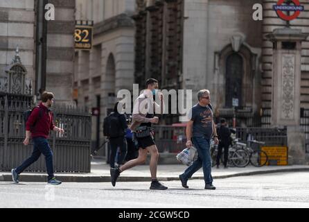 London, Großbritannien. September 2020. Am 12. September 2020 gehen Menschen auf einer Straße im Zentrum von London, Großbritannien. Fast 8 Millionen Briten werden nächste Woche strengeren Lockdown-Beschränkungen ausgesetzt sein, nachdem neue Maßnahmen in den West Midlands und Schottland verhängt wurden, berichteten lokale Medien am Samstag. Eine Studie des Imperial College London ergab, dass sich die Coronavirus-Fälle in England Anfang September alle sieben bis acht Tage verdoppelten. Quelle: Han Yan/Xinhua/Alamy Live News Stockfoto