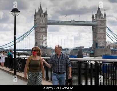 London, Großbritannien. September 2020. Am 12. September 2020 laufen Menschen mit der Tower Bridge im Hintergrund in London, Großbritannien. Fast 8 Millionen Briten werden nächste Woche strengeren Lockdown-Beschränkungen ausgesetzt sein, nachdem neue Maßnahmen in den West Midlands und Schottland verhängt wurden, berichteten lokale Medien am Samstag. Eine Studie des Imperial College London ergab, dass sich die Coronavirus-Fälle in England Anfang September alle sieben bis acht Tage verdoppelten. Quelle: Han Yan/Xinhua/Alamy Live News Stockfoto