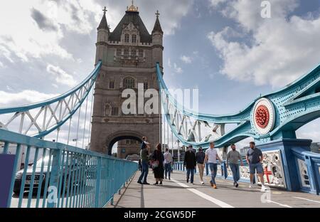 London, Großbritannien. September 2020. Menschen werden auf der Tower Bridge in London, Großbritannien, am 12. September 2020 gesehen. Fast 8 Millionen Briten werden nächste Woche strengeren Lockdown-Beschränkungen ausgesetzt sein, nachdem neue Maßnahmen in den West Midlands und Schottland verhängt wurden, berichteten lokale Medien am Samstag. Eine Studie des Imperial College London ergab, dass sich die Coronavirus-Fälle in England Anfang September alle sieben bis acht Tage verdoppelten. Quelle: Han Yan/Xinhua/Alamy Live News Stockfoto